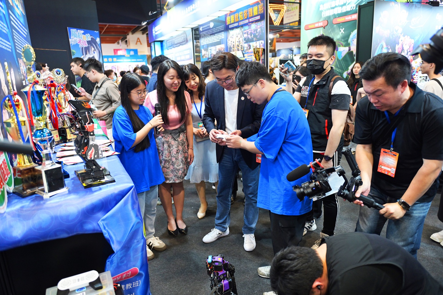 劉和然副市長參觀「新北電競POWER UP」及體驗攤位,展現新北電競產業的卓越實力